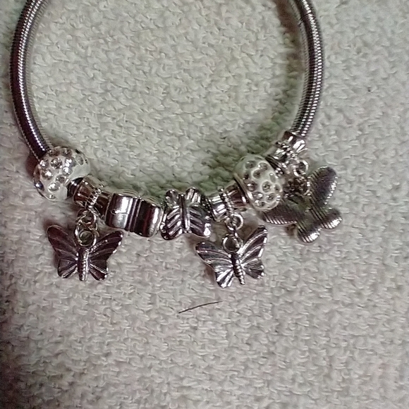 Silvertone butterfly 🦋 white 🤍 🐻‍❄️ crystal 🔮  beaded charm bracelet spring - Picture 3 of 4